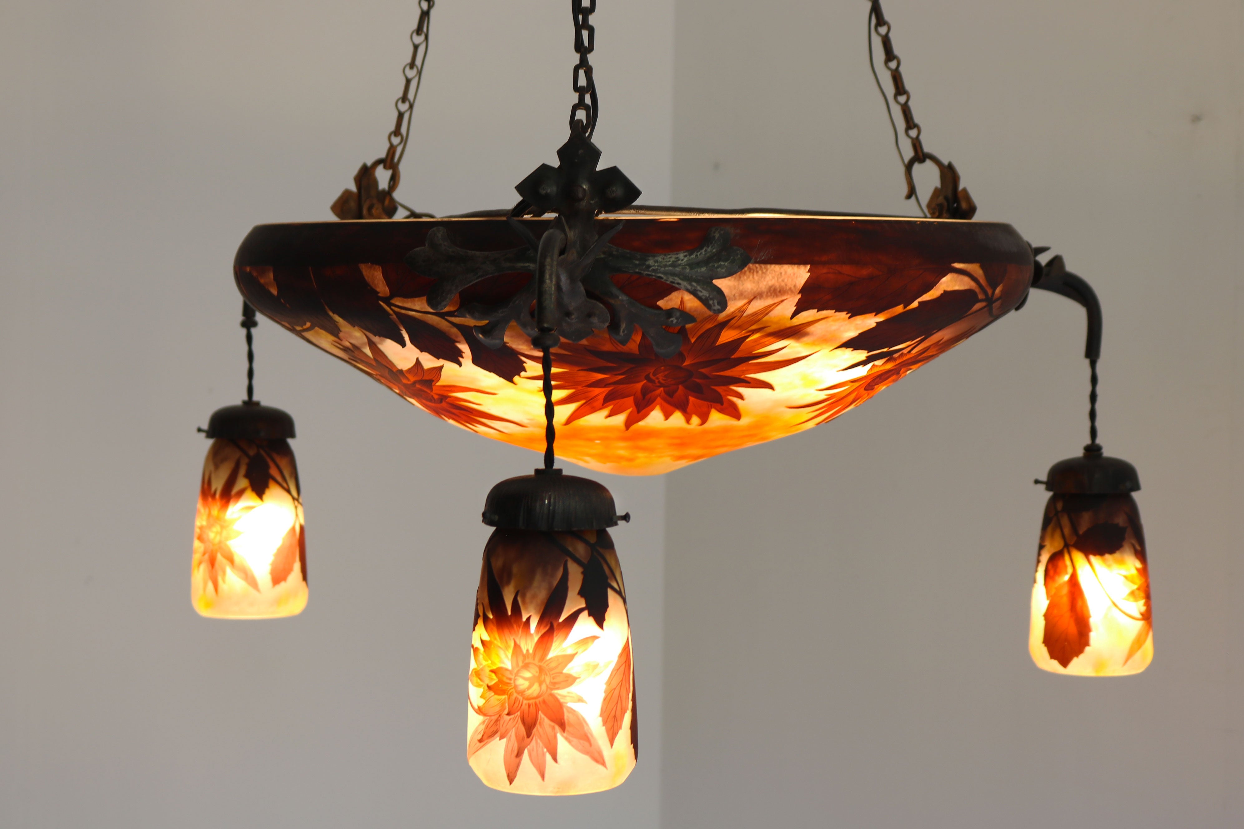 Exquisite ''Dahlia'' chandelier by Daum Nancy & Louis Majorelle